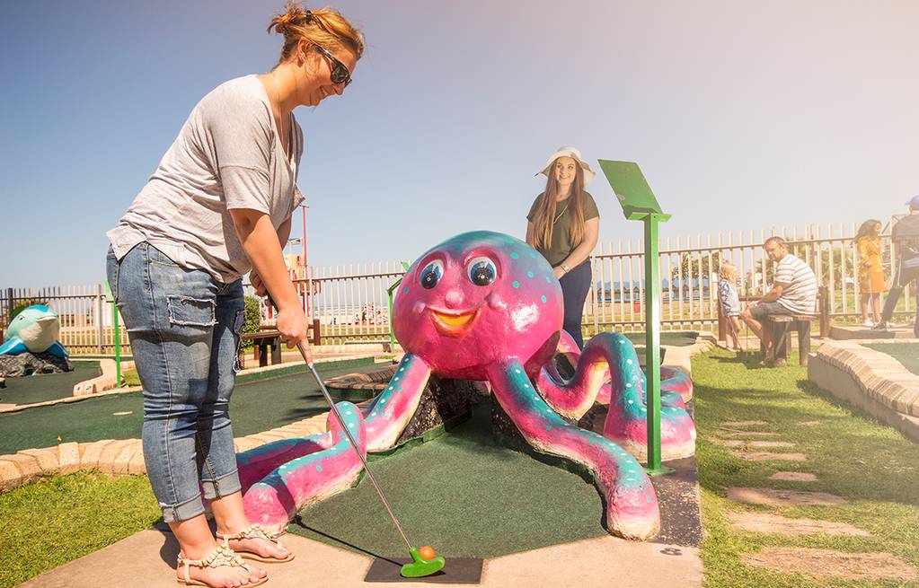 Jbay-putt-putt-mini-golf-dolphin-beach-entertainment Jbay-putt-putt-mini-golf-dolphin-beach-entertainment